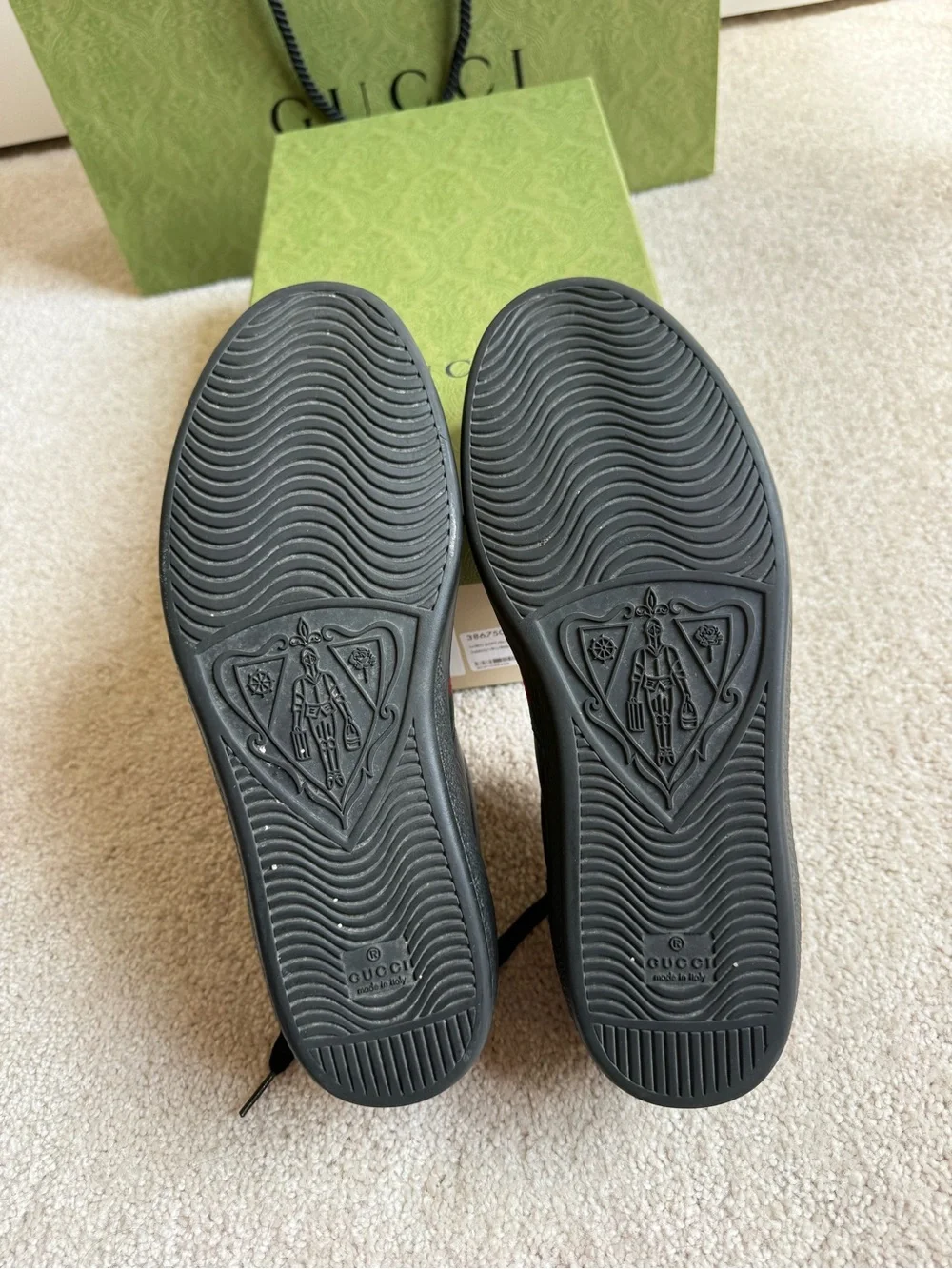 Gucci Black Leather Low-Top Sneakers with Red & Green Web